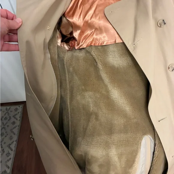 Classic Tan Trench Coat. No smoking. A very warm coat. No flaws - Picture 10 of 11
